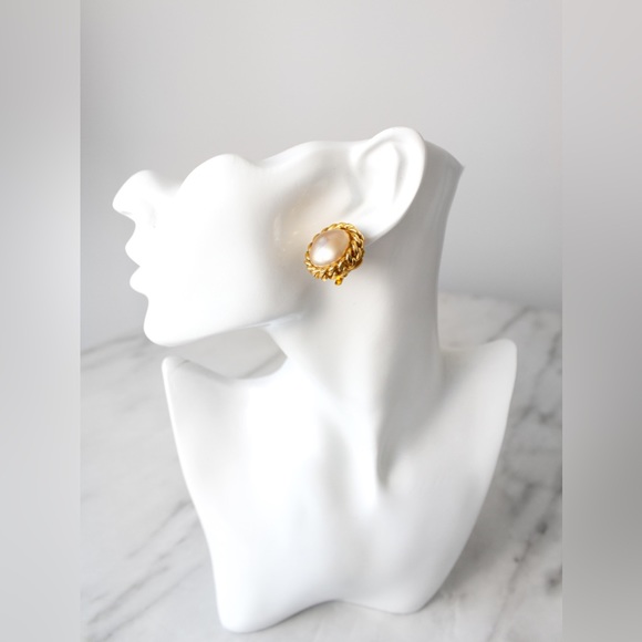 Chanel Vintage 1980s White Pearl 18K Gold-Plated Chain Clip On Earrings - Picture 2 of 9